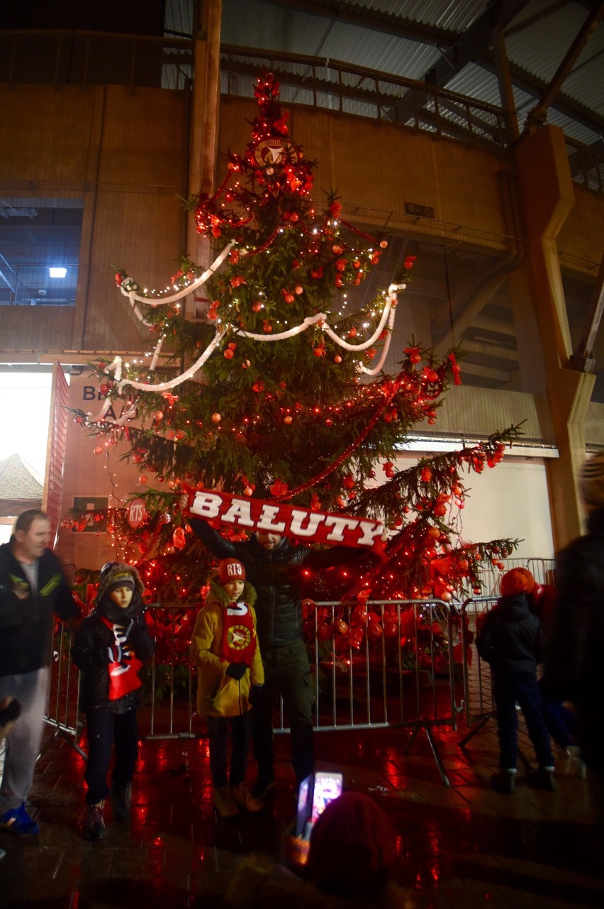 Choinka przed stadionem Widzewa Łódź. Ozdoby w barwach klubu zrobiły dzieci [ZDJĘCIA] 