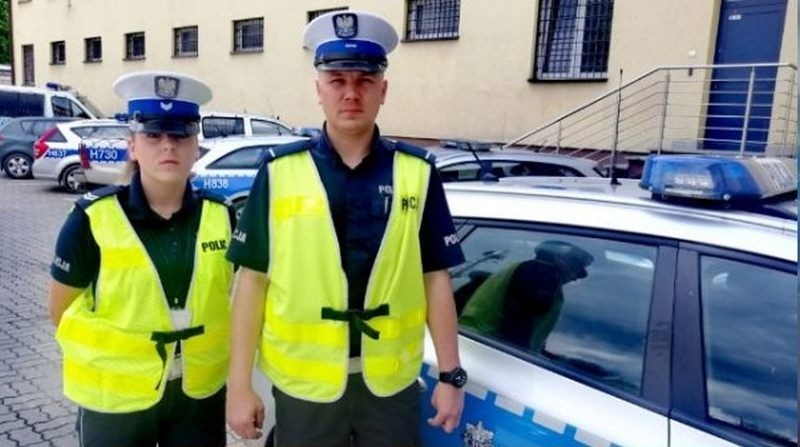 Wyszków. Policja eskortowała do szpitala kobietę użądloną przez pszczołę. Liczyła się każda sekunda. 17.05.2021. Zdjęcia, wideo