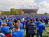 Kibice Lecha Poznań czekają przed Stadionem Narodowym w Warszawie. Chcą zgody na wniesienie oprawy meczu [ZDJĘCIA]