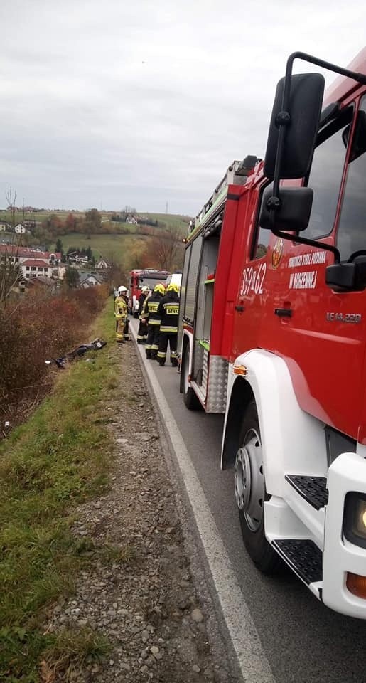 Groźny wypadek motocyklisty. W samo południe na drodze w Korzennej