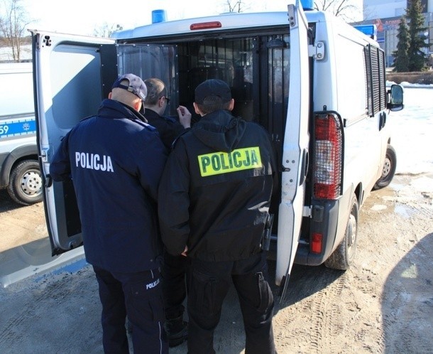 Napaść na policjantów w Trzeszczanach: Zaatakowali funkcjonariuszy, bo chcieli pomóc znajomemu