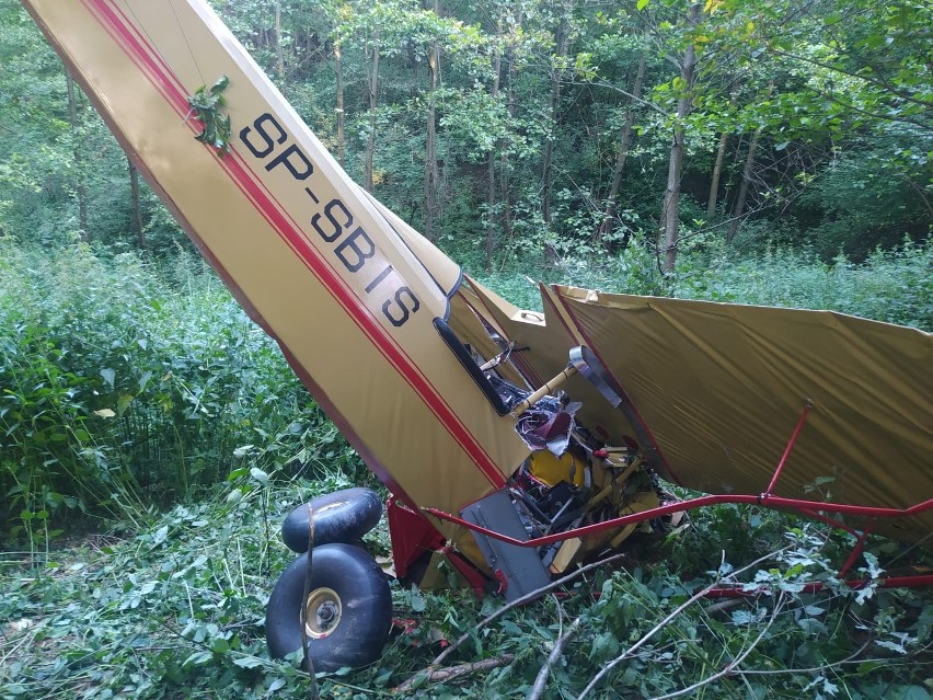 Wypadek lotniczy w Starej Wsi. Pilot przeżył, ale jest nieprzytomny, ma poważne obrażenia [ZDJĘCIA]