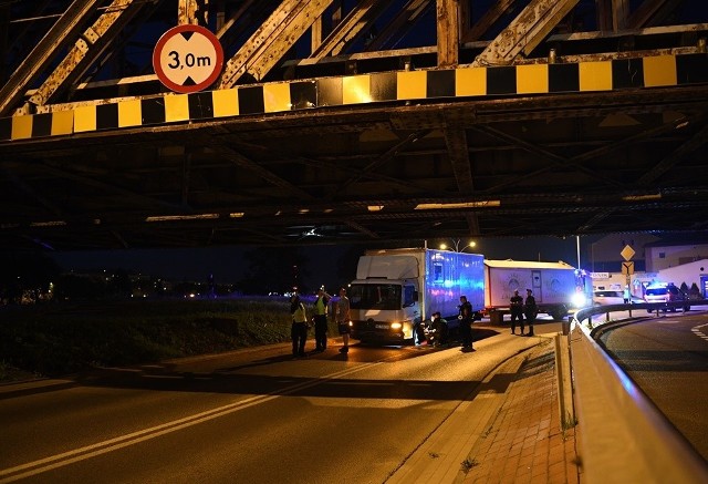 - Ciężarówka cyrku Zalewskiego utknęła pod mostem kolejowym w Przemyślu. - napisał do nas internauta. Z pomocą strażaków ciężarówce udało się wyjechać. 