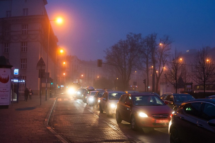 Niebezpiecznie na krakowskich drogach. Korki i kolizje. IMGW ostrzega przed gęstą mgłą [ZDJĘCIA]