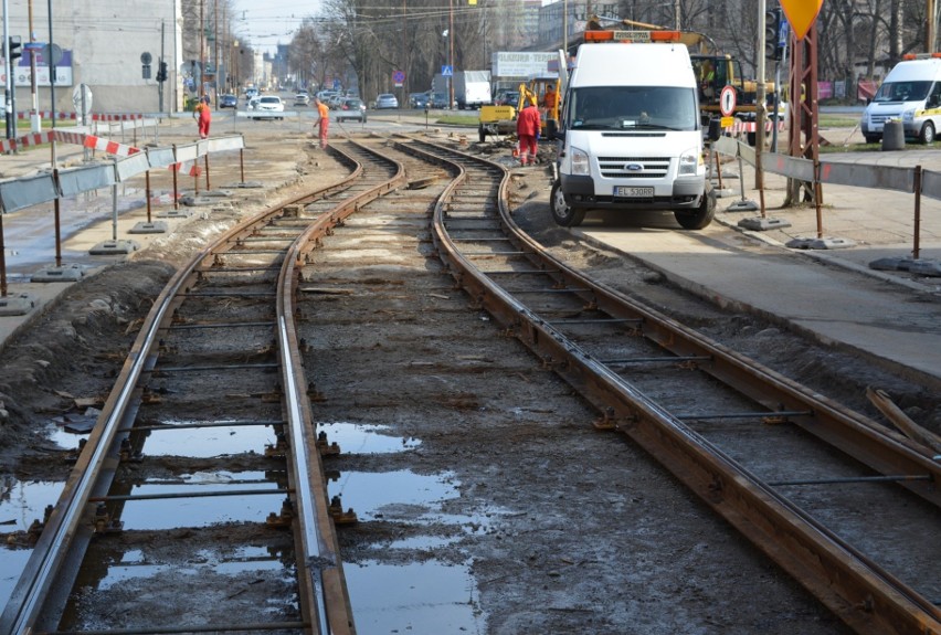 Nowe utrudnienia na skrzyżowaniu ulic Przybyszewskiego i Kilińskiego. Zmiany organizacji ruchu! ZDJĘCIA