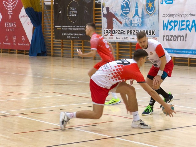 SPR Orzeł Przeworsk (białe koszulki) wygrał derbowy mecz z ekipa z Przemyśla.