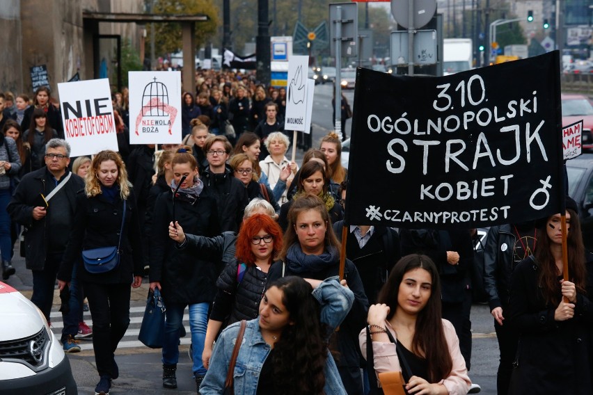 "Czarny protest" w Warszawie. "Jeszcze Polka nie zginęła!" 