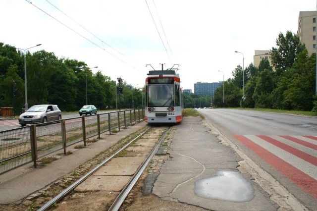 Znikną stare wiadukty i niebezpieczne przejście do przystanku przez ruchliwą jezdnię. Tramwaj pojedzie na poziomie gruntu.