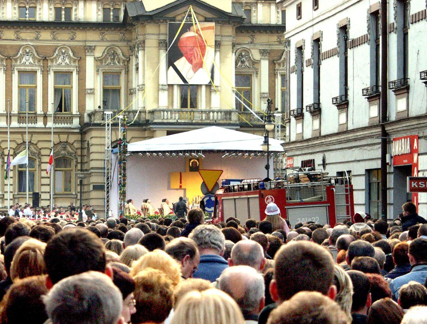 Rynek w Nowym Sączu był pełny ludzi. 6 IV 2005 r. modlono się za duszę Jana Pawła II. Poszukaj siebie na zdjęciach