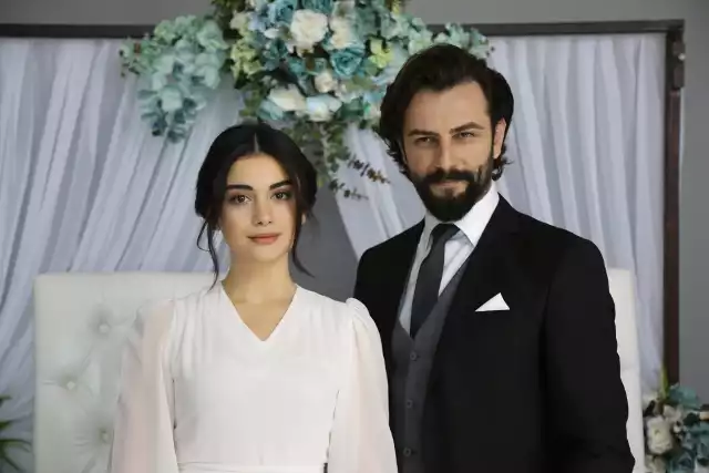 Gökberk Demirci i Özge Yağız niebawem wezmą ślub! Aktorska para z Turcji nie szczędzi sobie czułości, a w mediach społecznościowych chętnie publikują romantyczne zdjęcia. Te najnowsze zachwyciły tysiące internautów. Spójrzcie na ich wspólne zdjęcia.Program TV został dostarczony i opracowany przez media-press.tv