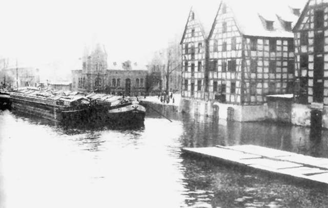 Marzec 1937 r. Powódź zalała ul. Spichlerną i Rybi Rynek.