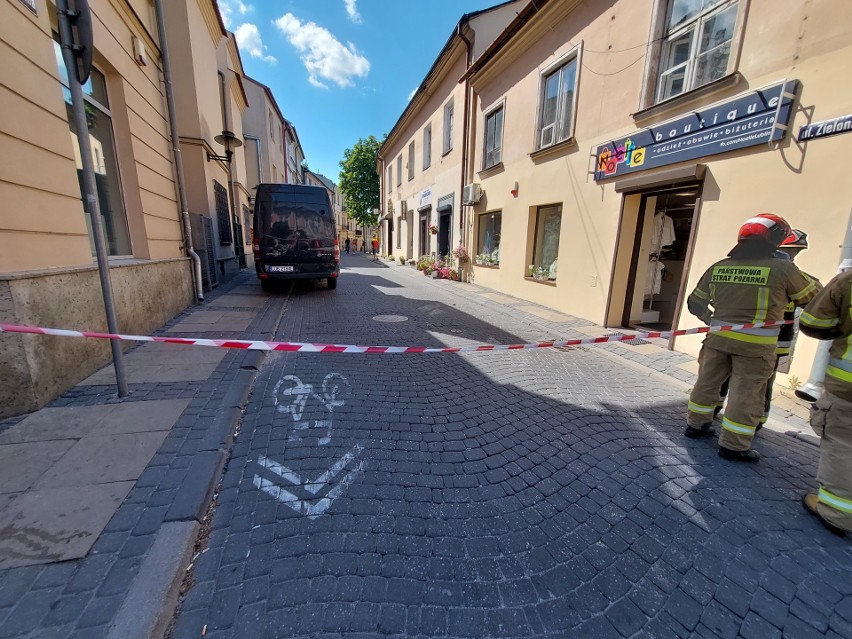 Lublin. Niebezpieczna substancja chemiczna zamknęła ulicę Zieloną. Wyciekło około trzech litrów roztworu amoniakalnego. Zdjęcia