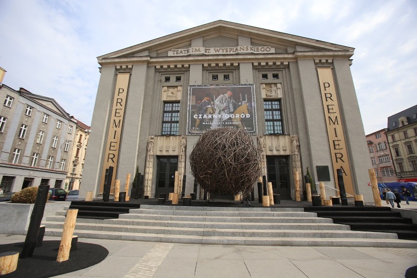 Czarny ogród przed Teatrem Śląskim. To instalacja z okazji...