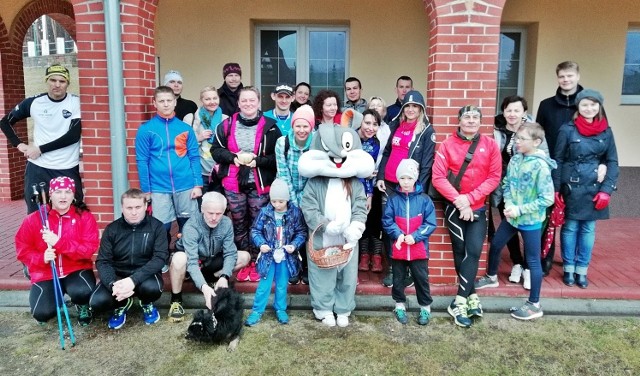 Pamiątkowe zdjęcie uczestników pierwszego treningu i spotkania wielkanocnego Biegam Bo Lubię.