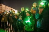 Kraków. Zielone SOS rozświetliło płytę Rynku w ramach protestu związanego z kryzysem humanitarnym na granicy polsko-białoruskiej [ZDJĘCIA]