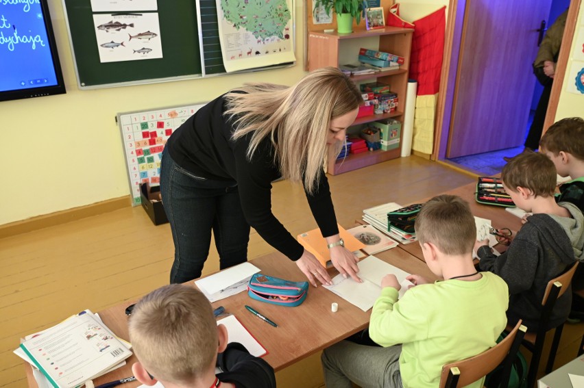 Dzieci z Ukrainy w szkole w Dziebałtowie. Jak się uczą i integrują? Zobacz zdjęcia i film