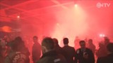 Tysiące kibiców Fenerbahce powitało piłkarzy po incydencie z autokarem (WIDEO)