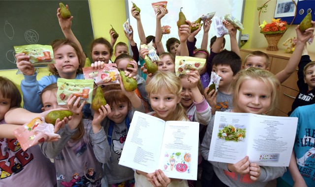 Dzieci mają dostawać m.in. rzodkiewkę, marchewkę, kalarepę, paprykę, a także jabłka, gruszki i śliwki. Z nabiału oprócz mleka również jogurty naturalne, kefir czy twarożki.