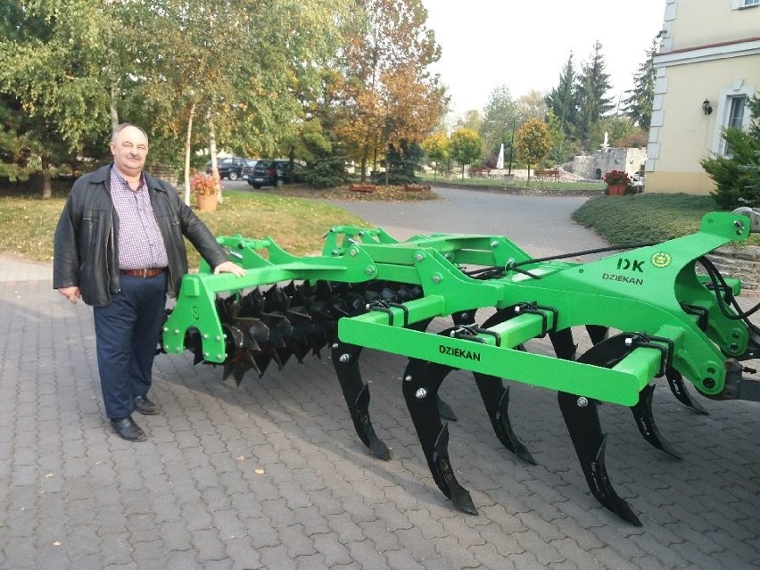 Maszyna z patentami na suszę. Konstruktor Krzysztof Dziekan znalazł sposób uprawy zeschniętej ziemi                                