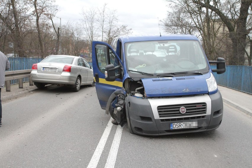 Wypadek na moście Średzkim w Leśnicy