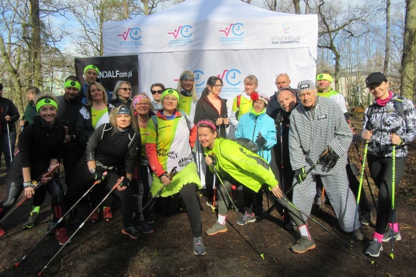 Rekreacja. Marsz nordic walking „Maraton na Raty”  ZDJĘCIA