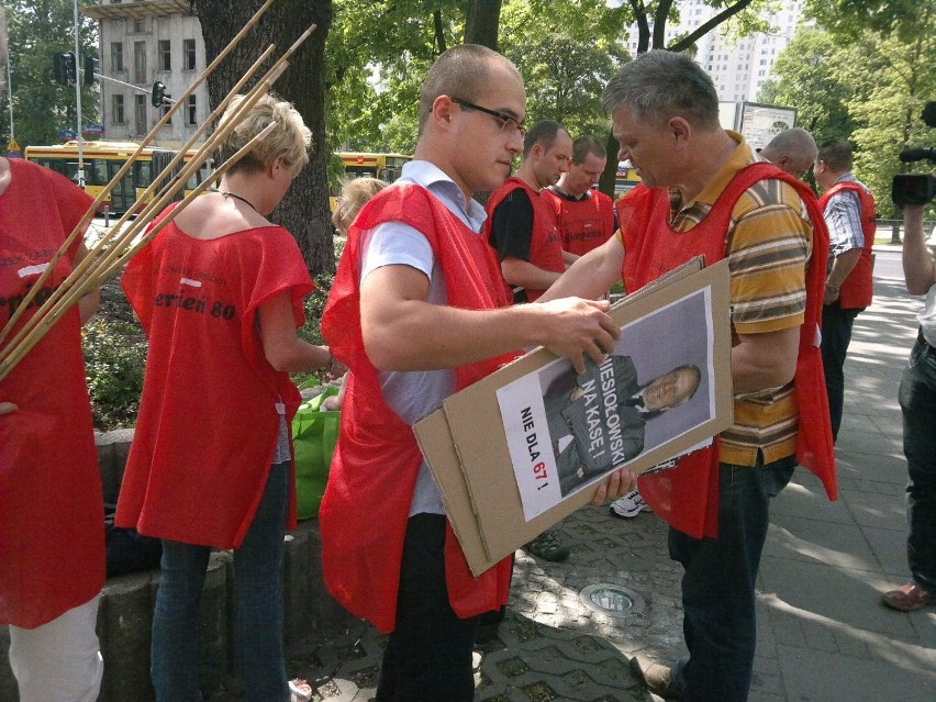 Protestujący związkowcy "Sierpnia '90" przed Galerią Łódzką,...