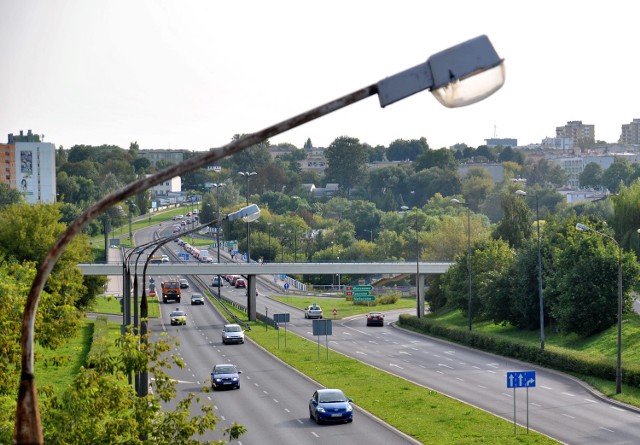 Spalone żarówki Czytelnik zauważył w czterech latarniach stojących w pobliżu kładek między ulicami Kiepury i Lipińskiego