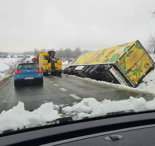 Aż 3 godziny ma trwać akcja wyciągania TIR-a z rowu.