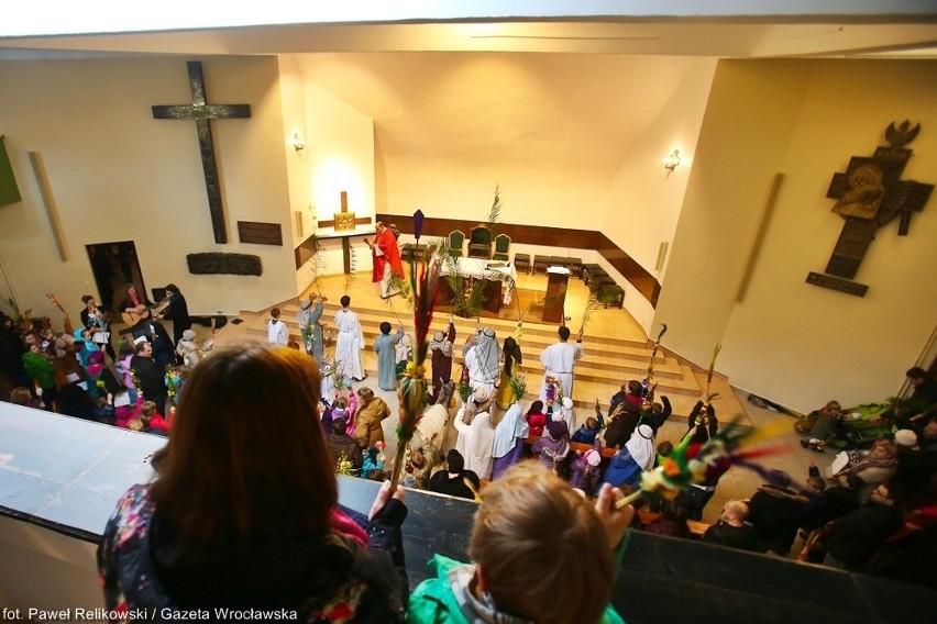Procesja z okazji Niedzieli Palmowej. Do kościoła przyszedł osiołek (ZDJĘCIA)