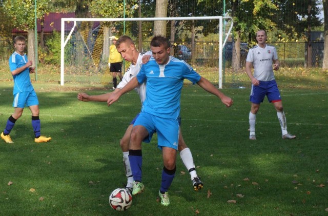 Kamil Michałek (Zatorzanka) atakowany przez Kajora. Z lewej Artur Żak (Zator) i Adam Bidziński (LKS)