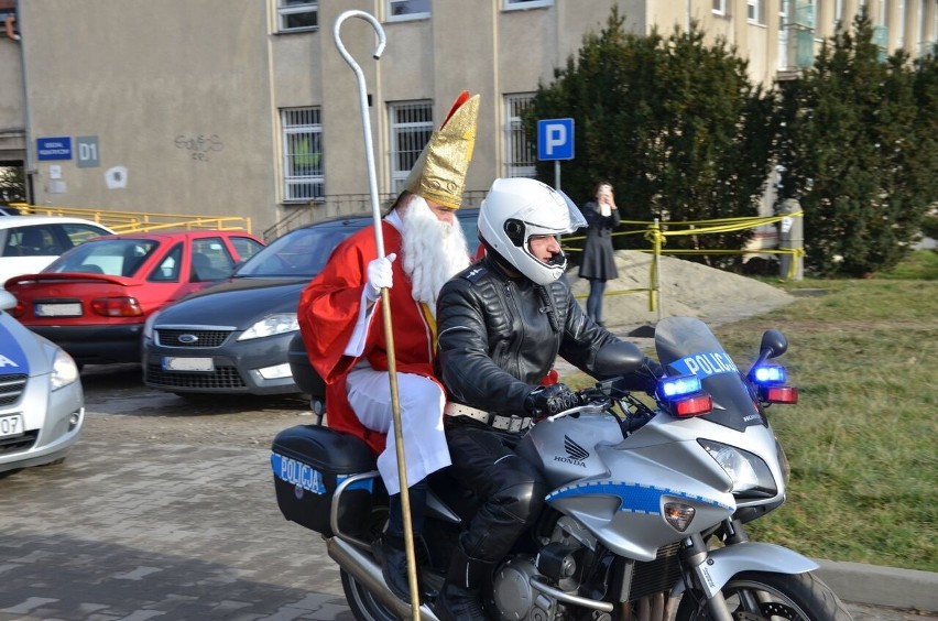 Święty Mikołaj wspólnie z policjantami odwiedził dzieci w krakowskich szpitalach