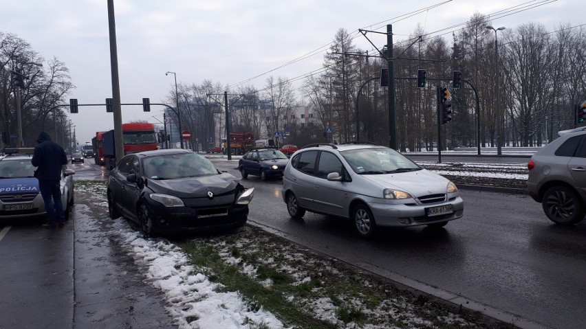 Wypadek w Krakowie. Tramwaj zderzył się z samochodem [ZDJĘCIA]