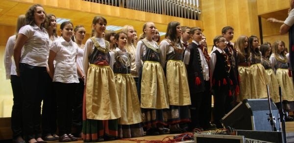Jury przeglądu wyróżniło między innymi chór "Serenada&#8221; z PSP nr 3 w Grodkowie.