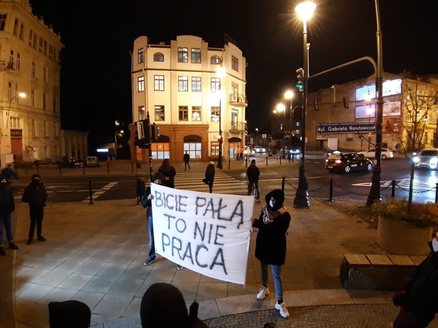 „Nie damy się zastraszyć”. Strajk Kobiet po przerwie znowu protestuje w Lublinie. Śledź relację 