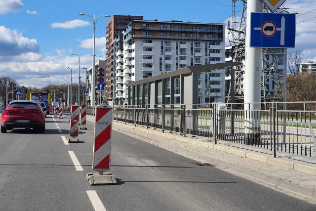 "Jak w tym mieście ma być dobrze, skoro nowe drogi zaraz po oddaniu do użytku, trzeba poprawiać?" - pyta mieszkaniec wrocławskich Popowic.