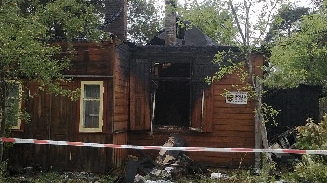 Spalony drewniany dom w Garbatce - Letnisko.