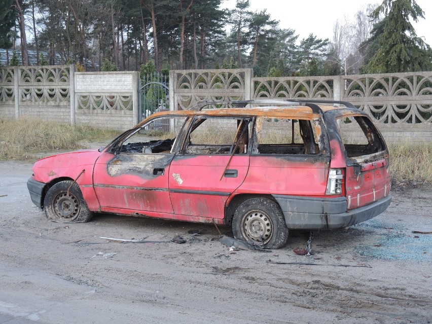 Wrak spalonego samochodu straszy przy świnoujskim cmentarzu