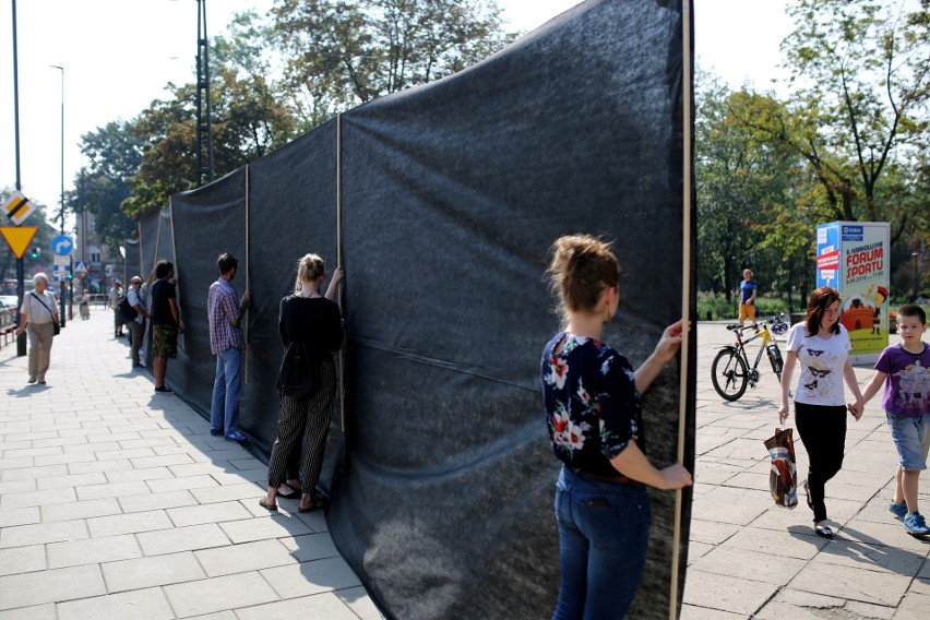 Kraków. Ustawili atrapę muru, który budzi kontrowersje