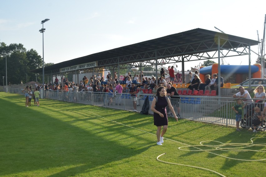 Festyn rodzinny w Orońsku. Gwiazdą imprezy był Miły Pan. Na stadionie Oronki było mnóstwo osób. Zobaczcie zdjęcia