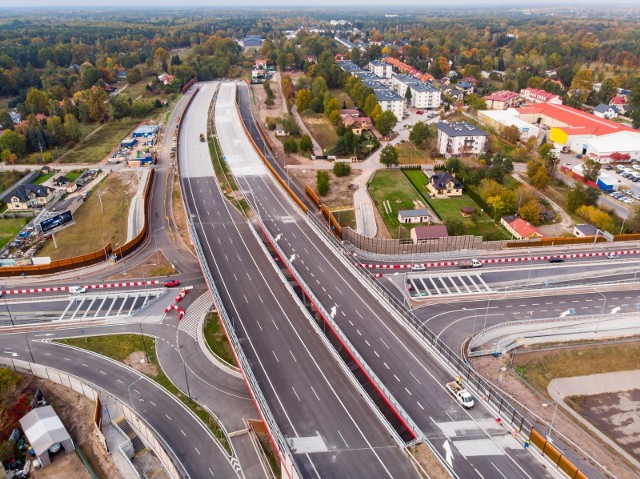 Decyzję o zmianie statusu drogi podejmuje Rada Ministrów, ponieważ to rząd zmienia stosowne rozporządzenie dotyczące sieci drogowej w Polsce.