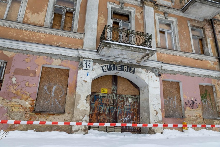 Białystok. Kamienica przy Dąbrowskiego 14 się sypie. Chodnik ogrodzony taśmą [ZDJĘCIA]