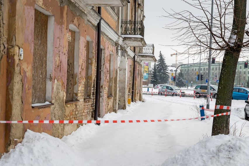 Białystok. Kamienica przy Dąbrowskiego 14 się sypie. Chodnik ogrodzony taśmą [ZDJĘCIA]