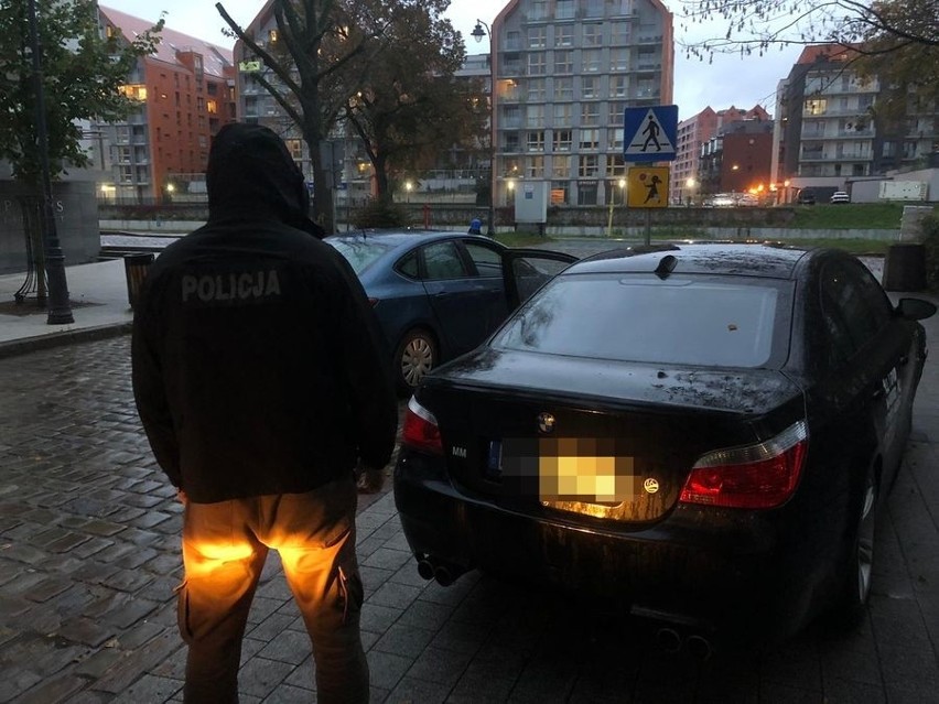 38-latek w kradzionym BMW staranował policyjną blokadę, padły strzały nim zatrzymany trafił do aresztu