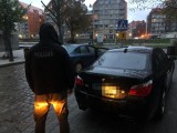 38-latek w kradzionym BMW staranował policyjną blokadę, padły strzały nim zatrzymany trafił do aresztu