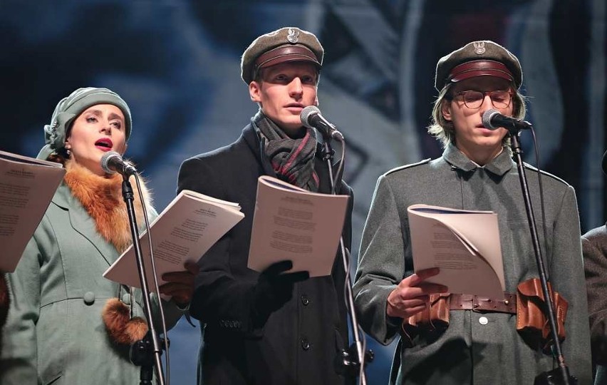 Kraków. 75. Krakowska Lekcja Śpiewania na Rynku Głównym. Radosne, patriotyczne śpiewanie z okazji Święta Niepodległości [ZDJĘCIA]