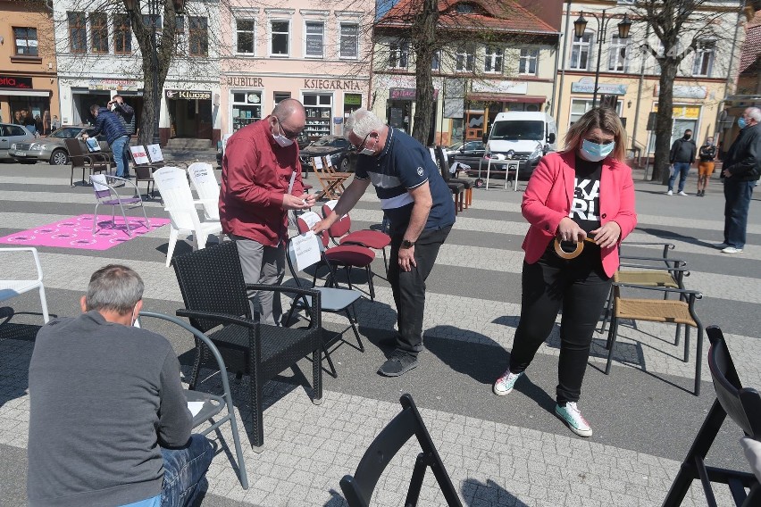 Przejmujący protest pustych krzeseł w Gryficach. Zobacz wideo i zdjęcia - 27.04.2020