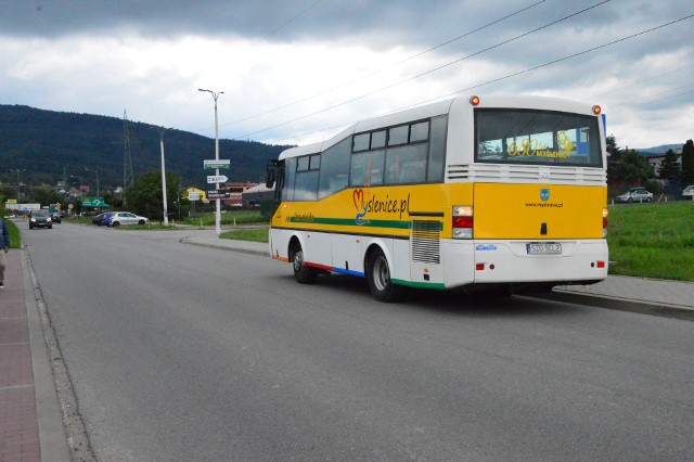 Żółte autobusy zniknęły już z linii M1 Myślenice-Kraków, a za niespełna miesiąc mają też zniknąć z linii MO, czyli miejskiej. Nie pojawią się też na  linii U Myślenice-Kraków