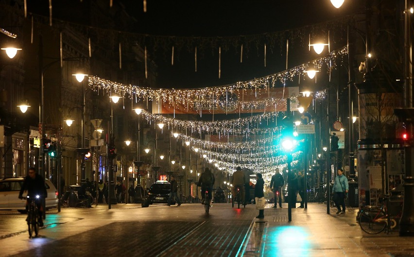 Świąteczna iluminacja ulicy Piotrkowskiej. Zaświeciły się łańcuchy sopli [ZDJĘCIA]