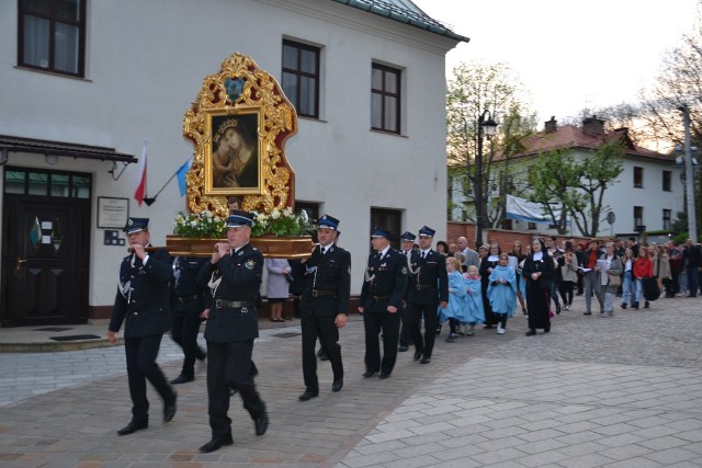 Majówka przy kapliczce i procesja do sanktuarium