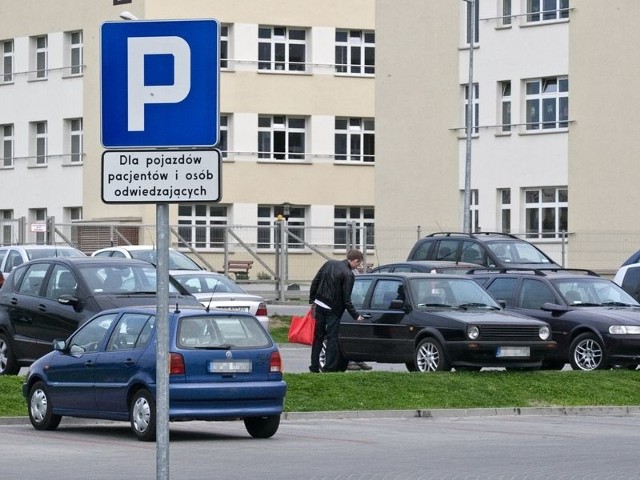 Po naszej interwencji na parkingu przed szpitalem można znaleźć wolne miejsca. Pracownicy parkują na wewnętrznym.